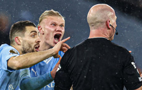 Haaland suýt tẩn đối thủ, lên mạng mắng trọng tài