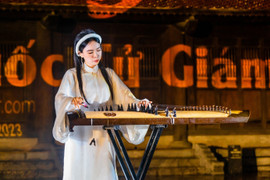 Nhạc sĩ Đinh Khánh Ly 'giữ lửa' âm nhạc truyền thống tại Tour đêm Văn Miếu