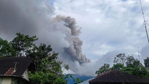 Núi lửa bất ngờ phun trào ở Indonesia khiến 11 người leo núi thiệt mạng