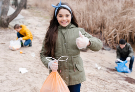 Rác nhựa đang đe dọa hành tinh, cha mẹ cần giáo dục trẻ ý thức thế nào?