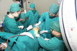 Thanh sắt dài 40 cm đâm xuyên mông người đàn ông 