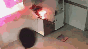 Pin sạc dự phòng phát nổ, nhiều người hốt hoảng bỏ chạy