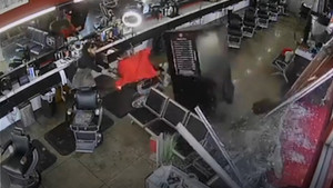 Xe tải đâm vào tiệm cắt tóc, khách hàng và thợ may mắn thoát chết