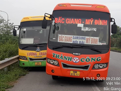 Kinh hãi và phẫn nộ cảnh hai xe khách chèn ép nhau náo loạn trên đường cao tốc