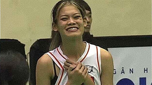 Hài hước: Nữ cầu thủ nhìn nhầm mục tiêu, phản lưới hi hữu mặc đồng đội can ngăn