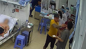 Yêu cầu ra ngoài bất thành, người nhà bệnh nhân tấn công bác sĩ