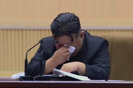 Chủ tịch Triều Tiên Kim Jong-un rơi nước mắt khi kêu gọi ngăn tỷ lệ sinh giảm