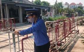 Các phương tiện phải dừng cách đường ray tàu hỏa bao nhiêu mét?