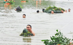 Bộ đội Hà Tĩnh mang theo vũ khí thực hành vượt sông chiến đấu trong giá lạnh 