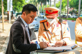 Tài xế bất ngờ khi đã gửi tiền trông xe vẫn bị CSGT xử phạt lỗi đỗ sai quy định