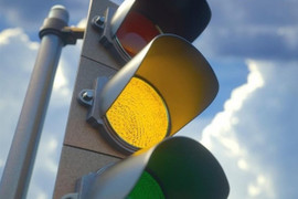 Khi đèn điều khiển giao thông có tín hiệu màu vàng, lái xe phải xử lý thế nào?
