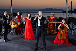 Nhạc trưởng Đồng Quang Vinh mang dàn nhạc biểu diễn giữa vịnh Hạ Long