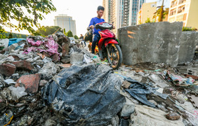 Hà Nội: Rác thải bủa vây tuyến đường 300 tỷ đồng bị chậm tiến độ
