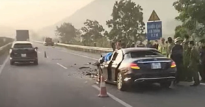 Tài xế Mercedes tử vong sau va chạm trên cao tốc Nội Bài - Lào Cai 