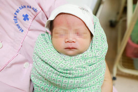 Sinh con đầu lòng ở tuổi 45 sau 8 lần mang thai thất bại