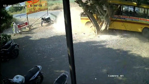 Tài xế mất kiểm soát, xe buýt chở học sinh tông thẳng vào gốc cây 