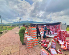 Xe tải nổ lốp, hàng nghìn thùng bia đổ giữa đường, công an hỗ trợ 'giải cứu'