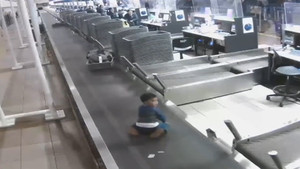 Cậu bé tinh nghịch 'du ngoạn' trên băng chuyền tại sân bay Chile