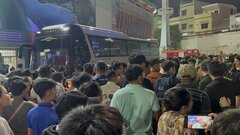 CĐV Bình Định vây khách sạn, ném đồ vào xe chở đội Thanh Hóa
