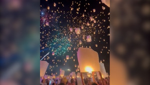 Hàng ngàn chiếc đèn trời thắp sáng bầu trời Thái Lan