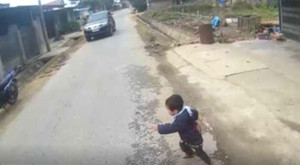 Con trẻ bất ngờ lao ra đường, xe va vào có phải bồi thường?