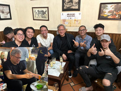 Sang Việt Nam, CEO Nvidia đi uống cafe bình dân, ăn đồ ăn vỉa hè