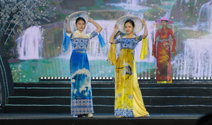 Trình diễn áo dài thổ cẩm 'Non nước Cao Bằng'