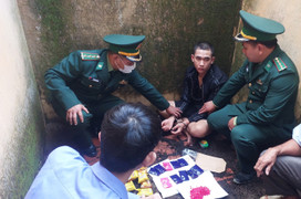 Bắt giữ kẻ vận chuyển 2.000 viên ma túy đến căn nhà hoang ở Quảng Trị