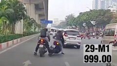 Phẫn nộ thanh niên đi xe máy gây tai nạn với phụ nữ xong bỏ chạy