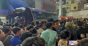 CĐV bao vây, chửi bới CLB Thanh Hóa ở khách sạn: Cầu thủ kể lại giây phút sợ hãi