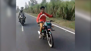 Chú chim thông minh vừa bay theo chủ vừa trình diễn 'nhào lộn'