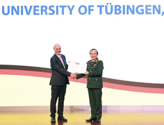 Giám đốc Bệnh viện 108 nhận hàm giáo sư đại học ở Đức