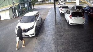 Ô tô 'tự di chuyển', chàng trai làm mọi cách ngăn lại