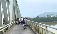Nam sinh 16 tuổi để lại xe máy điện, nhảy xuống sông Lam
