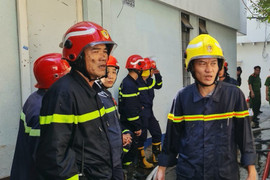 TP.HCM: Cứu 12 người thoát khỏi căn nhà cháy, 4 chiến sỹ bị thương