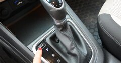 Tác dụng của nút 'bí ẩn' Shift Lock trên xe số tự động