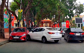 'Đứng hình' trước tình huống đạp ga của tài xế ô tô