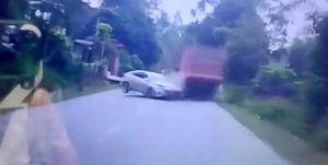 Ô tô con lấn làn tông trực diện xe tải 