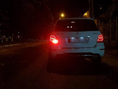 Vì sao đèn sương mù sau trên nhiều ô tô chỉ sáng một bên?