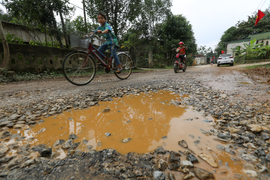 Dân khổ sở đi lại trên tuyến đường độc đạo vào xã miền núi ở Hà Tĩnh