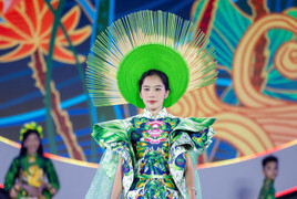 Sau ồn ào phát ngôn đời tư, Nam Em tự tin trình diễn áo dài trên sân khấu