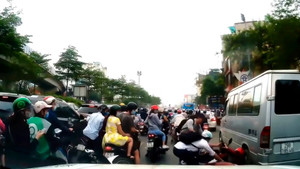 Vứt xe giúp người phụ nữ, chàng trai nhận 'cơn mưa' lời khen