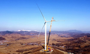 Cần cẩu bánh lốp nặng nhất thế giới nâng cánh turbine gió lên cao hơn 100m