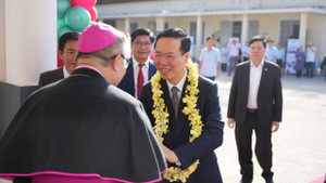Chủ tịch nước chúc mừng Giáng sinh tại Tổng Giáo phận Huế
