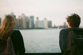 Ở nhà lấy chồng thì mất cơ hội thăng tiến, em có nên chia tay để đi nước ngoài?