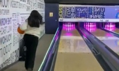 Pha ném bowling 'đi vào lòng đất'