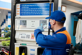 Giá xăng, dầu cùng giảm gần 1.000 đồng/lít