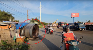 3 cuộn sắt nặng hàng chục tấn văng khỏi rơ-moóc trúng xe container đi đường