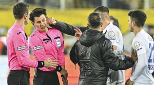 Đấm trọng tài sưng mắt, chủ tịch đội bóng nhận án phạt hết đời