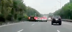 Mất tập trung khi lái xe, tài xế ô tô suýt phải trả giá đắt